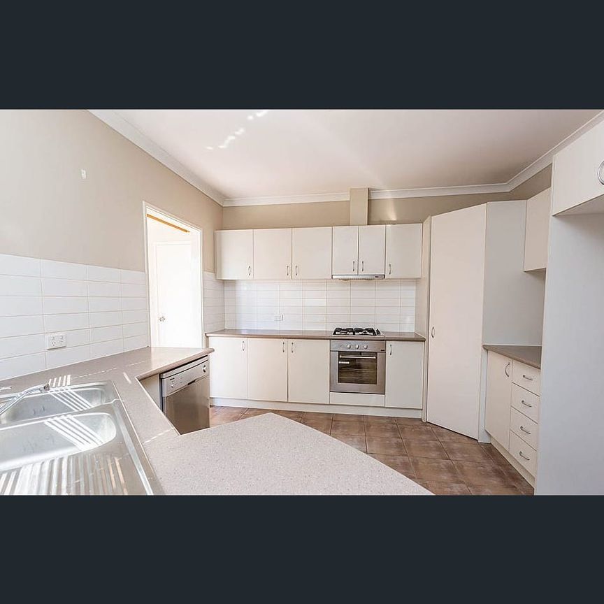 Charming 3 Bedroom, 2 Bathroom Unit in Midland - Photo 1