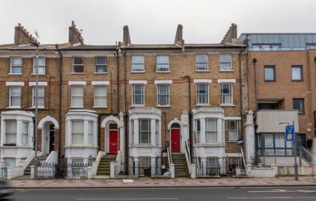 2 Bed Flat, St John's Hill, SW11 - Photo 2