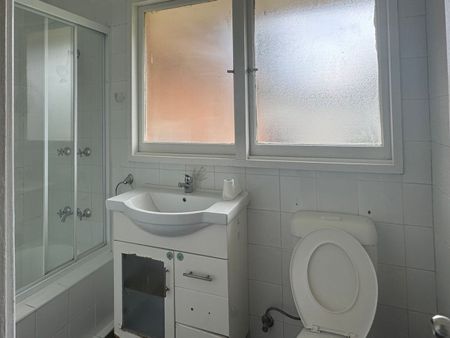 Three Bedroom Family Home Freshly Painted - Photo 2