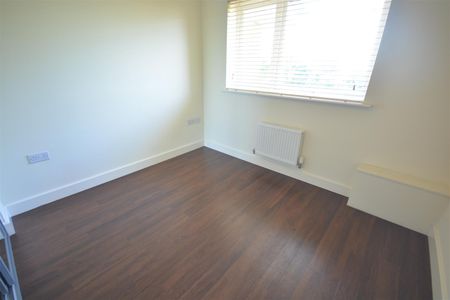 Dalmeny Way, Epsom, Surrey, KT18 7DD - Photo 2