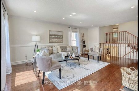 56 Deverill Crescent #Upper - Photo 3