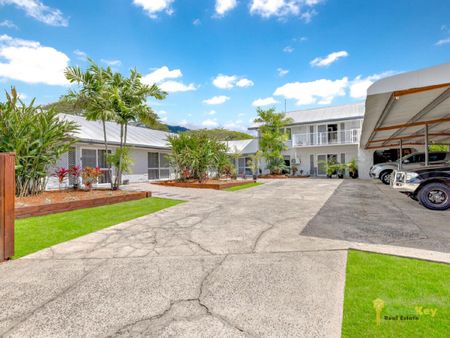 Beautifully Maintained Upstairs Unit In Outstanding Location!! - Photo 5