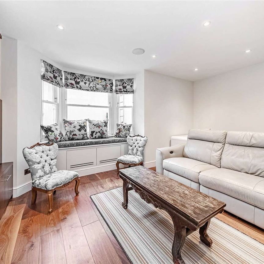 NOT SUITABLE FOR SHARERS - A beautifully presented and extended five bedroom house covering in excess of 2000 sq ft and benefitting from a stunning kitchen/dining/family room. - Photo 1