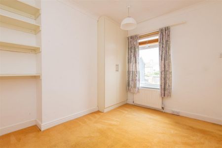 3 bed House - Mid Terrace To Let - Photo 3
