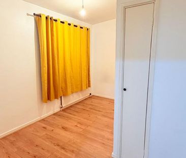 4 bedroom end of terrace house to rent - Photo 6