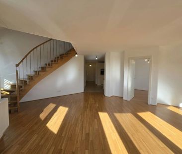 Beeindruckende Architektur! Dachmaisonette mit luftigem Wohnzimmer ... - Photo 3