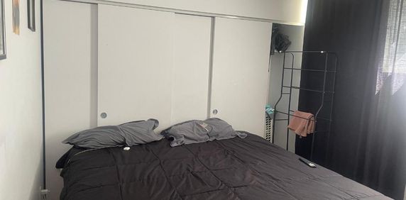 Beau 4 ½ à louer par mois. 2 chambres fermées Salon spacieux Cuisine fonctionnelle Salle de bain complète Appartement propre et bien entretenu, idéal - Photo 2