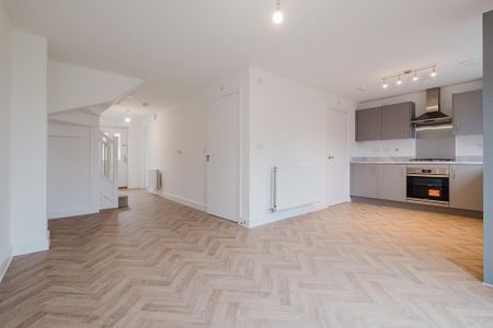 4 bedroom detached house to rent - Photo 4