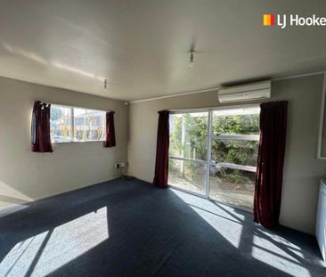 Tidy 4 bedrooom flat - Photo 5