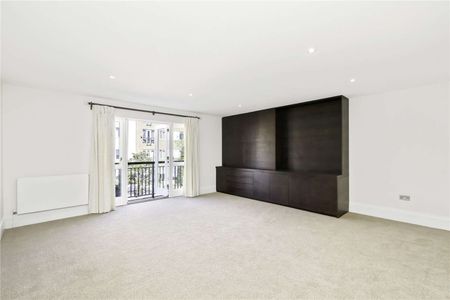 A beautifully presented townhouse moments from the River with garden and parking. - Photo 2