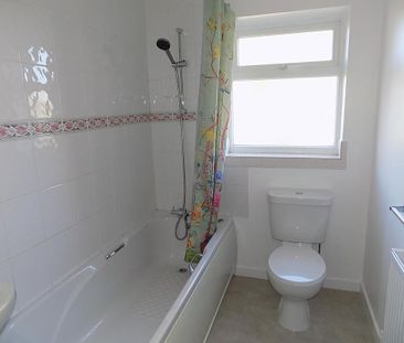 2 bedroom end of terrace house to rent - Photo 5