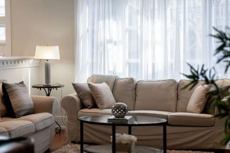 Danforth Village Toronto Furnished House Rental by Main and Danforth - Gorgeous 4 Bedroom Detached Home with 3 Levels, Attached Garage and Gourmet Kitchen - Photo 3