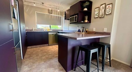 Modern, Fully Furnished Three Bedroom Home Available Short-term! - Photo 3