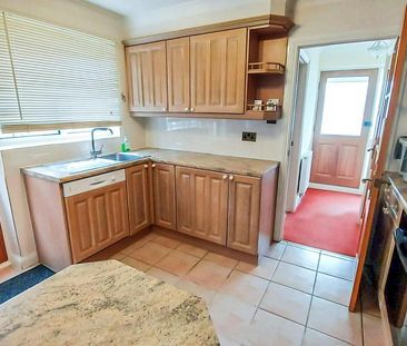 2 bedroom semi-detached bungalow to rent - Photo 6