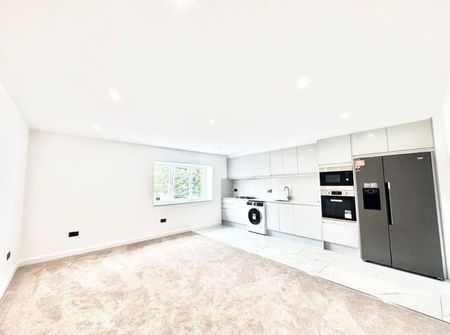 3 Bed Detached House, Long Lane, CR0 - Photo 3