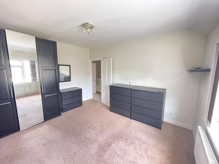 3 bed Semi-detached in West street , Carshalton, SM5 2NR - Photo 2