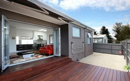 SINGLE LEVEL BEAUTY! - Photo 3