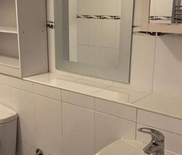 Room in a Shared Flat, Kingsridge, SW19 - Photo 4