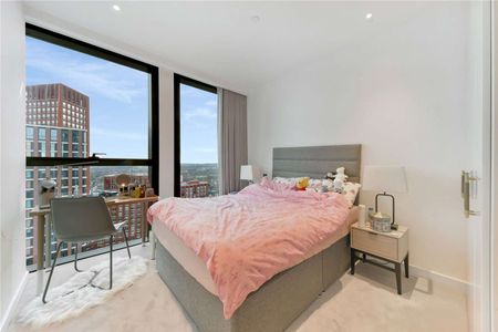 A beautifully presented three bedroom apartment in the brand new, One Thames City. - Photo 2