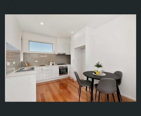 Modern Comfort & Convenience in Prime Fawkner Location - Photo 3