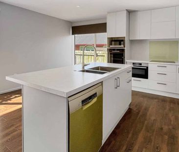 ASHBURTON, THREE BEDROOMS, GAS AND LOG BURNER - Photo 4