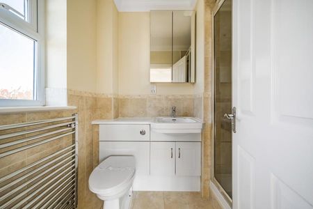 Green Lane, Hersham - 4 bedrooms Property for lettings - Seymours - Photo 2