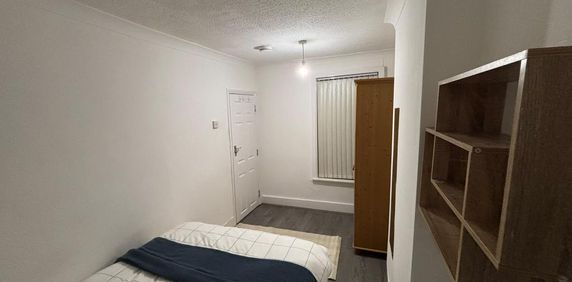 1 bedroom in a house share to rent - Photo 2