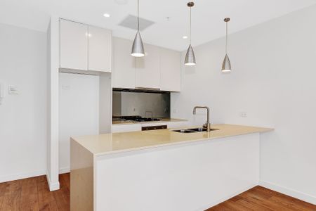 Stylish 3 Bedroom High-Rise Apartment with Stunning View - Photo 4