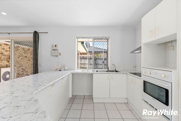 Spacious Family Home with Two Ensuited Bedrooms - Photo 1