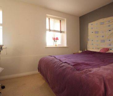 ** STUDENT HOUSE!!!!! Five bedrooms and fully furnished available f... - Photo 5