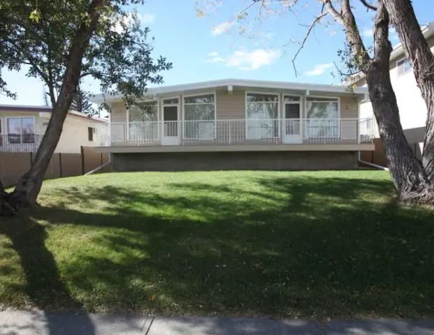 $500 DAMAGE DEPOSIT NEEDED | 2619 39 Street Southeast, Calgary - Photo 1