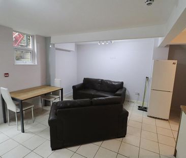 1 bedroom in a house share to rent - Photo 2