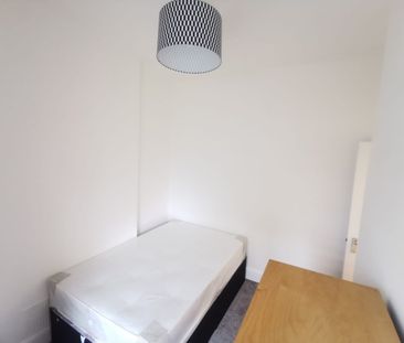 2 Bed Flat, Wokingham Road, RG6 - Photo 5