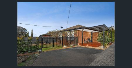 Stylish Three-Bedroom Villa in a Peaceful Strathmore Heights Pocket - Photo 4