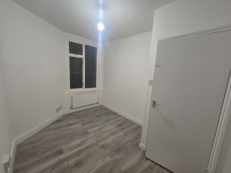 3 Bed Flat, Bow Road, E3 - Photo 2