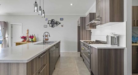 Spacious Rototuna Family Home - Photo 4