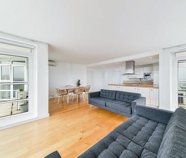 Exceptional Three Bedroom Riverside Apartment with Three Private Balconies. - Photo 5