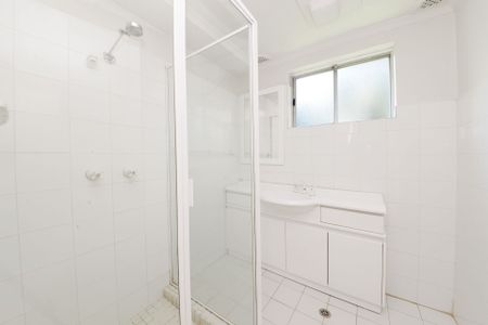 Bright Three-Bedroom Apartment with Sweeping Ocean and District Views - Photo 4