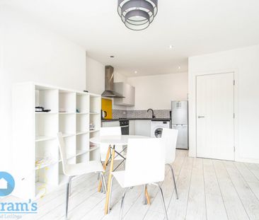 3 bed Flat for Rent - Photo 2