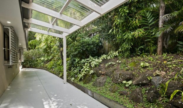 THREE BEDROOM DUPLEX - GREAT LOCATION - Photo 1