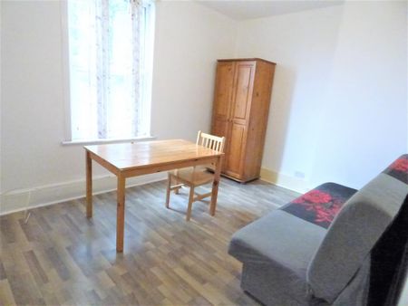 Studio to rent - Photo 2