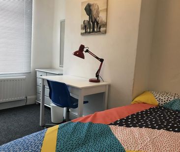 4 bedroom Flat To Let - Photo 3