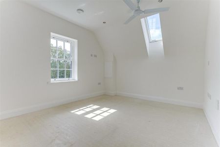 4 bedroom link detached house to rent - Photo 4