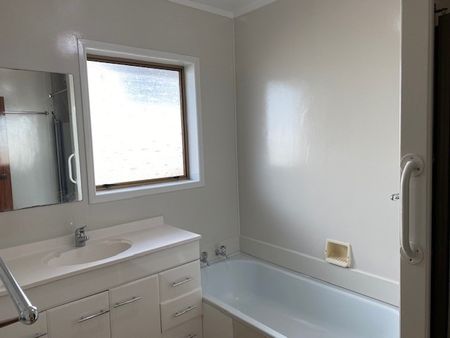 Royal Oak 2 Bedroom Unit in Prime Location - Photo 4