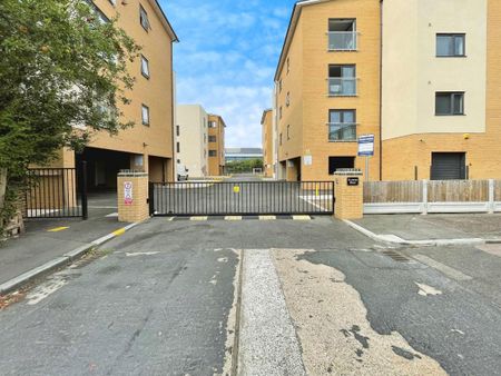 Melbourne Road, Tilbury, RM18 - Photo 2