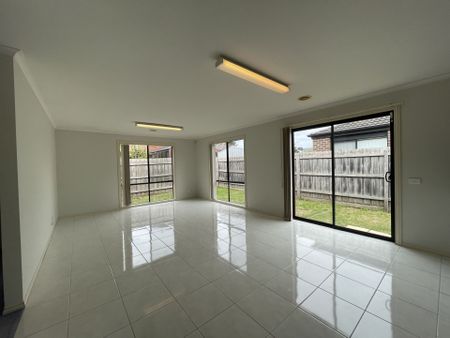 33 Ebony Street Cranbourne VIC - Photo 3