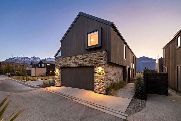 Stunning 4BR Jacks Point home - Photo 1