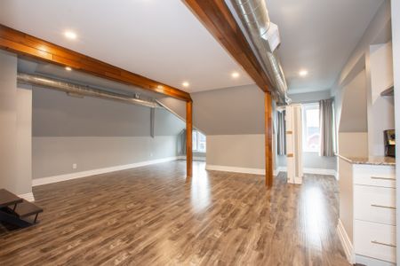 Spacious 2-Bedroom + Loft Apartment in Downtown Hamilton! - Photo 5