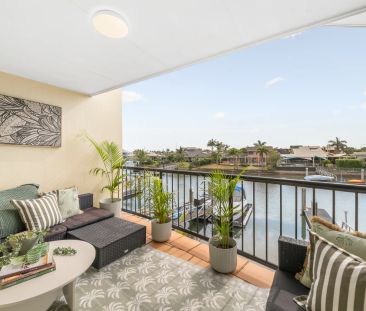 SPARKLING COASTAL TOWNHOUSE WITH CHÍC RENOVATED INTERIOR CONTACT JU... - Photo 1