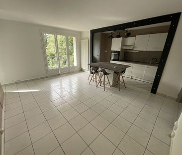 A LOUER - BOURGES - T2 de 53m² avec garage, balcon et cave. - Photo 3